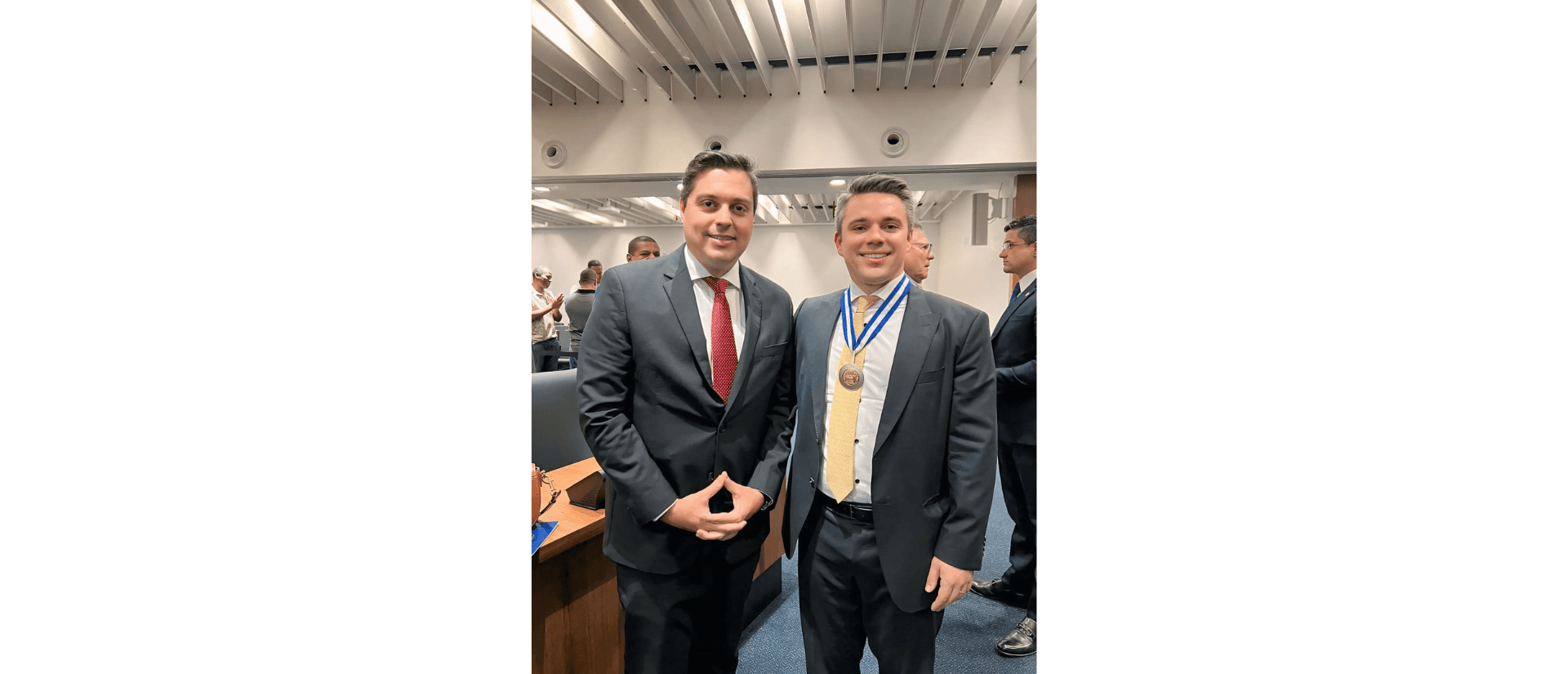 Capa do artigo sobre a entrega da Medalha de Tiradentes na ALERJ
