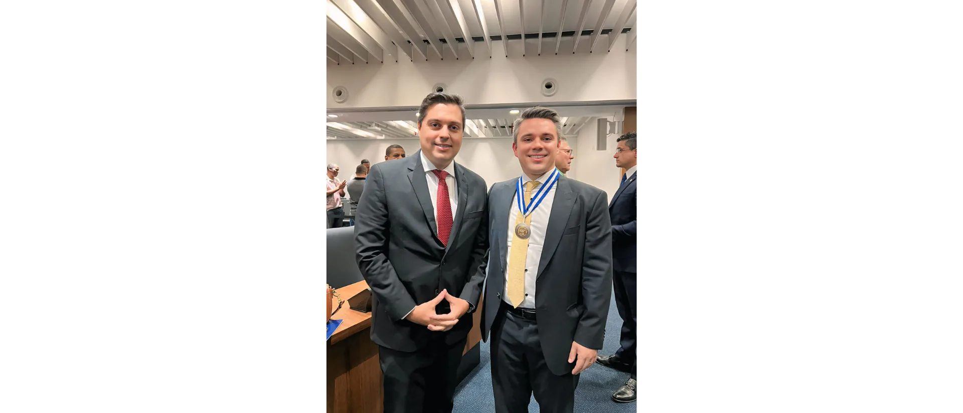 Capa do artigo sobre a entrega da Medalha de Tiradentes na ALERJ